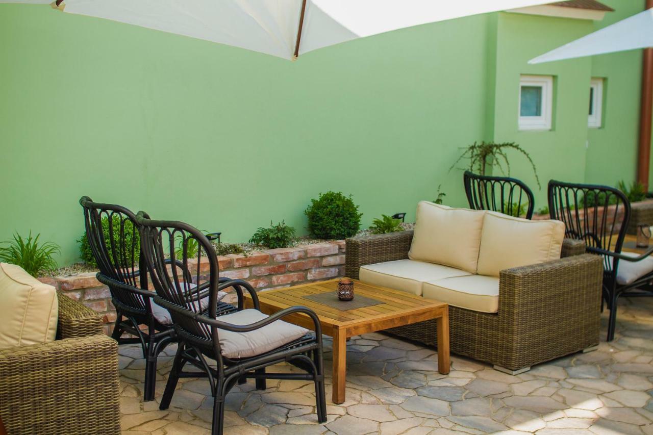 Penzion Kuria Nove Mesto nad Vahom Exterior photo
