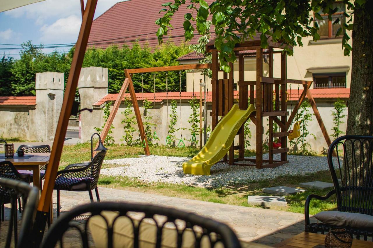 Penzion Kuria Nove Mesto nad Vahom Exterior photo
